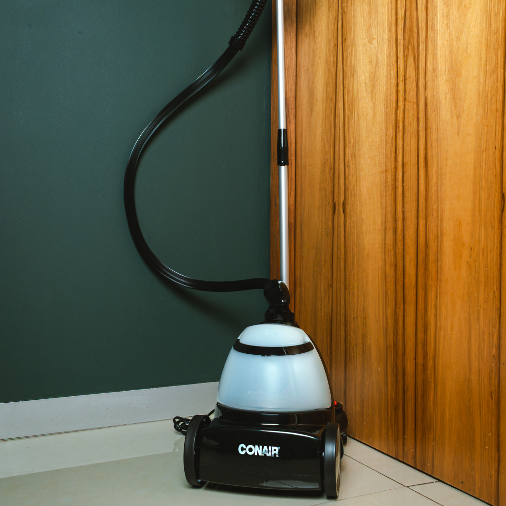 Conair Vaporizador de Telas con Pedestal, Suela Antiadherente - Negro