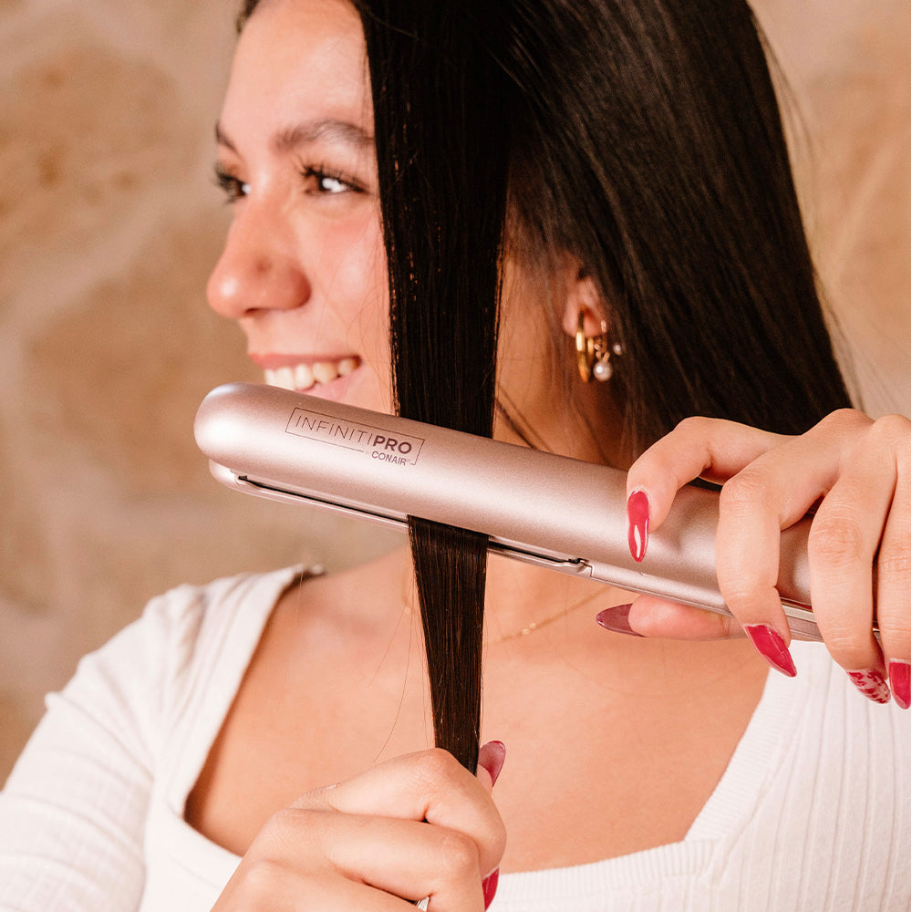 Alaciadora InfinitiPro by Conair Frizz Free Flex Titanio y Cerámica Rose Gold